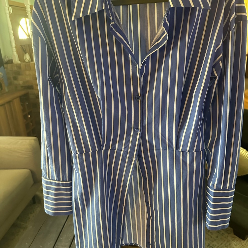 H&M Blue and White Fitted 3/4 Sleeve Button Down Shirt